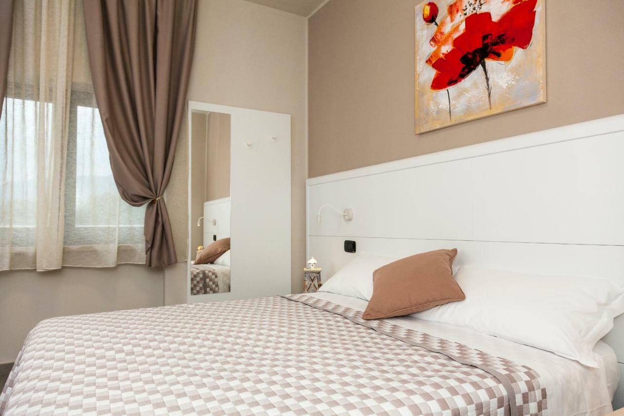 Готель Riviera Hub Cisano sul Neva Екстер'єр фото
