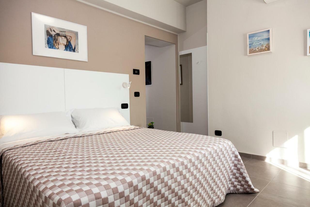 Готель Riviera Hub Cisano sul Neva Екстер'єр фото