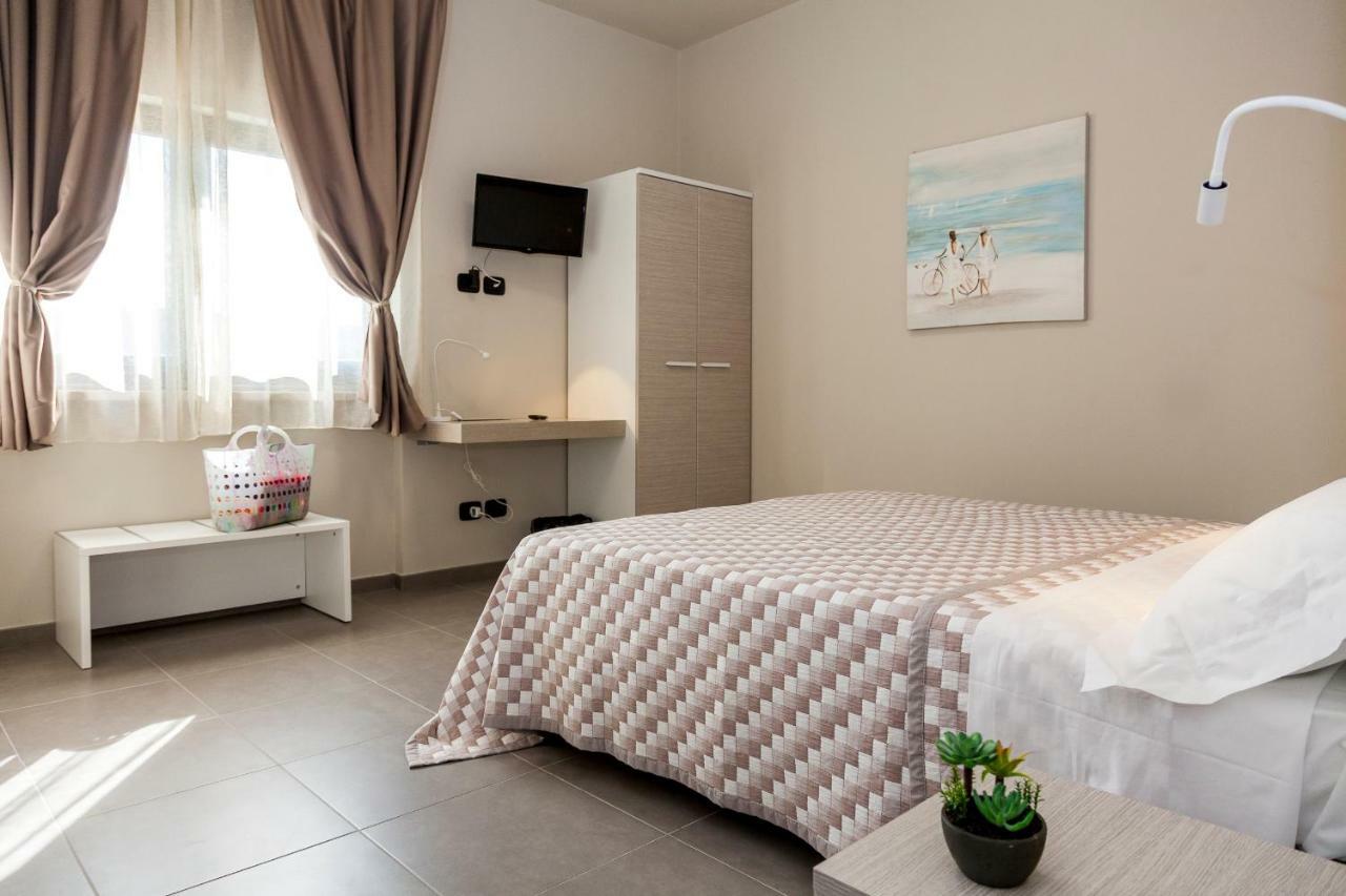 Готель Riviera Hub Cisano sul Neva Екстер'єр фото